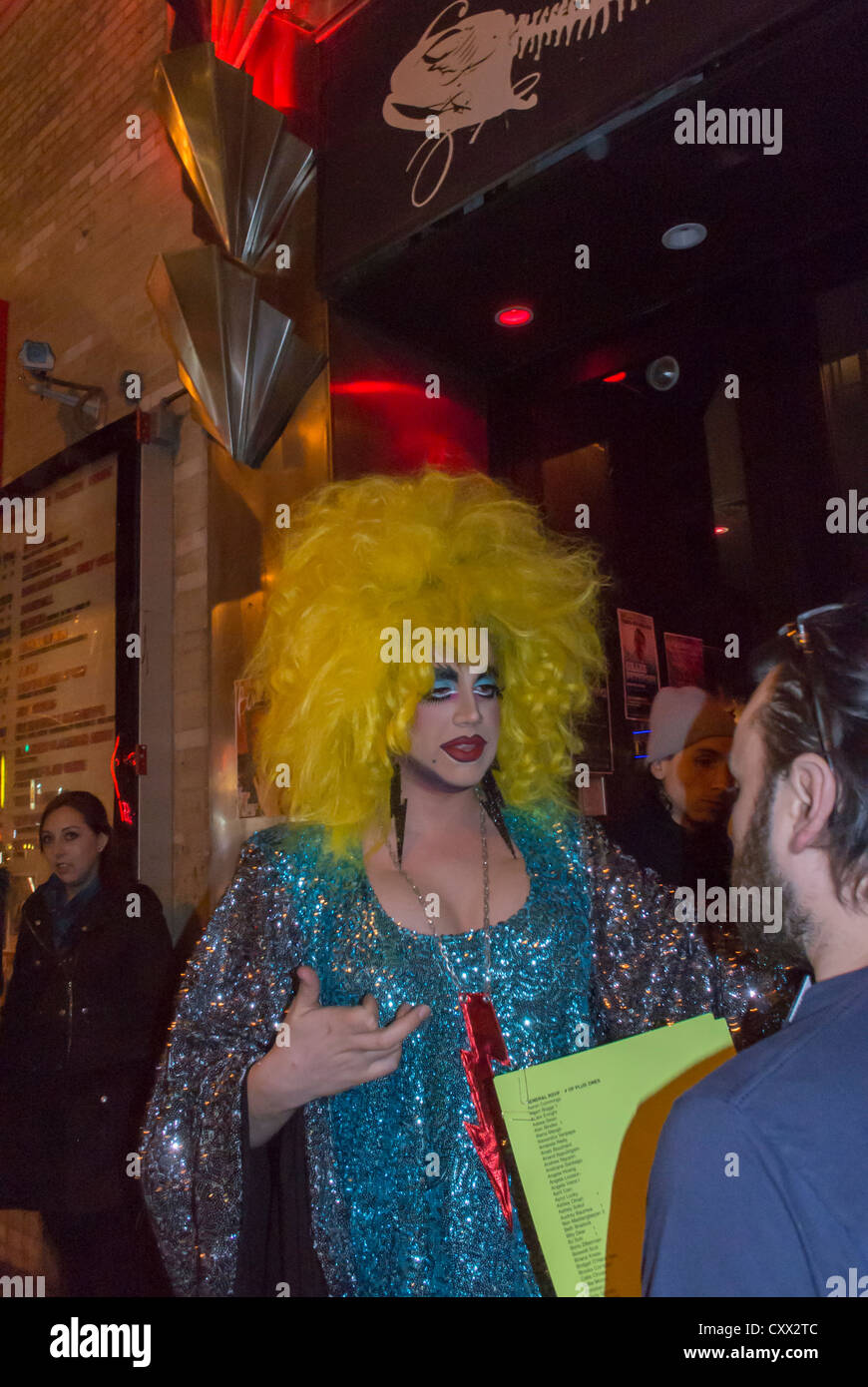 New York City, NY, États-Unis, Drag Queen à l'extérieur de la boîte de nuit, 'la poisson Rouge' dans Greenwich Village Area, sur Bleecker Street, Manhattan Cross dresser Night Banque D'Images