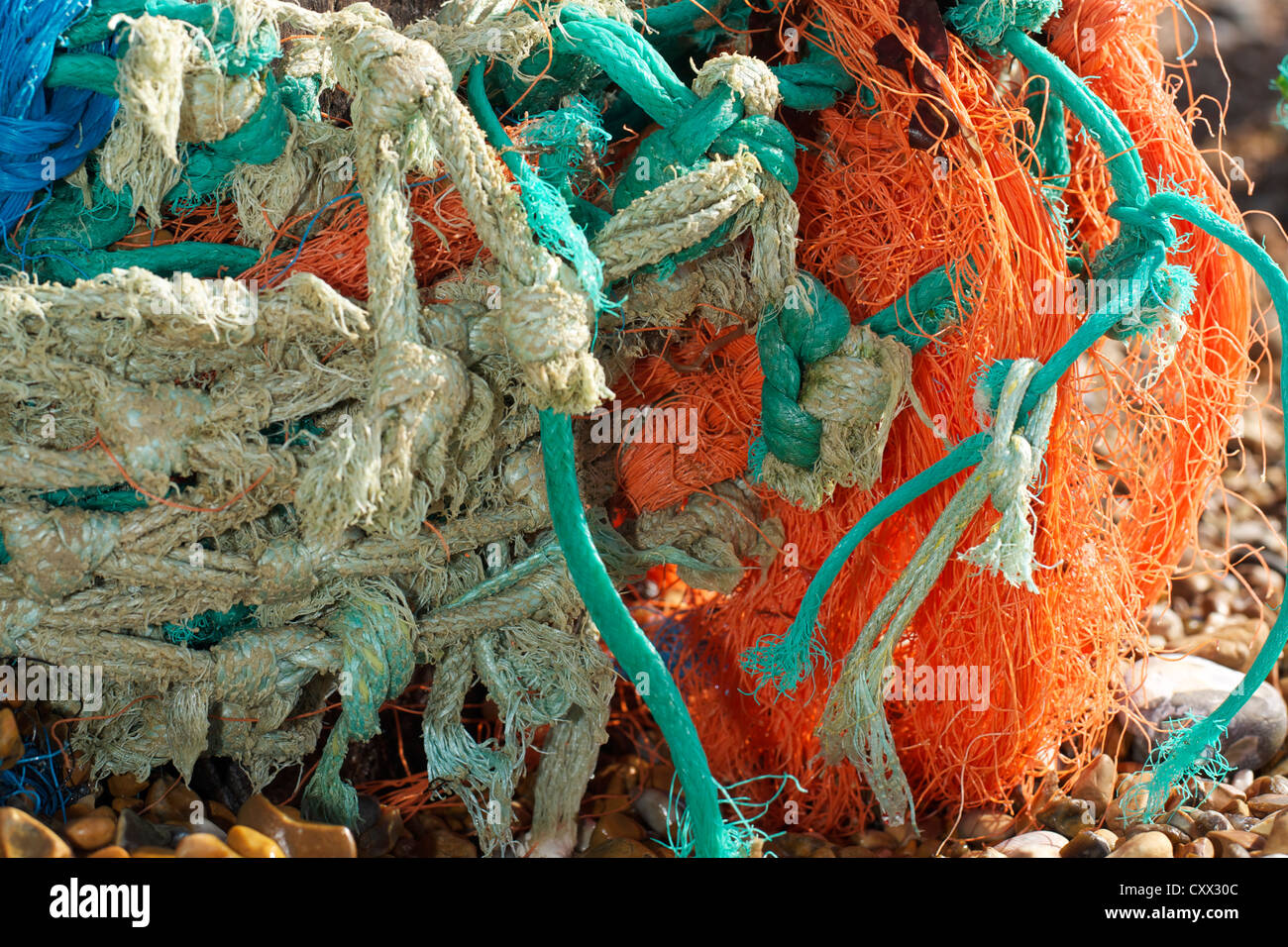 Une ligne dans le sable. Filet de corde échoués et érodée par le vent et les marées et lié à un épi en bois à Pevensey Bay, West Sussex Banque D'Images