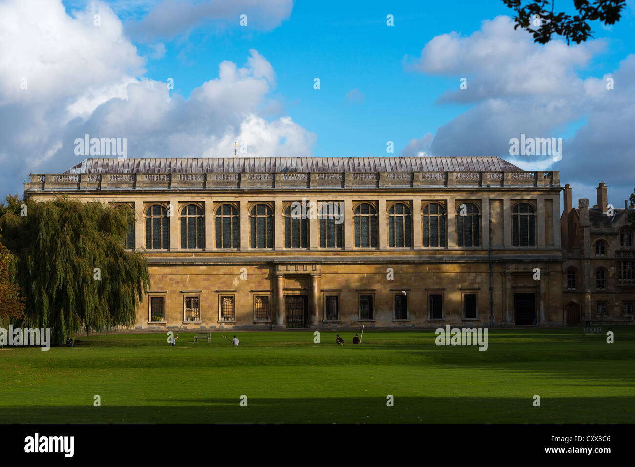 La Bibliothèque Wren, Trinity College Cambridge, avec à l'avant en barque sur la rivière Cam, UK Banque D'Images