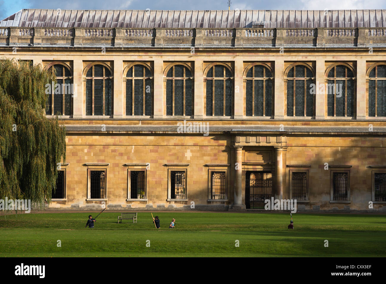 La Bibliothèque Wren, Trinity College Cambridge, avec à l'avant en barque sur la rivière Cam, UK Banque D'Images