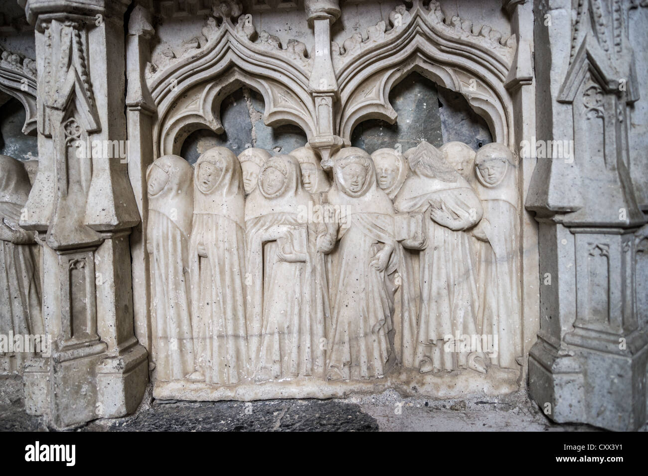 Panneau de décoration sur le tombeau d'Hugues de Castillon illustrant une scène de ses funérailles. Cathédrale de Bagnères-de-Luchon. Banque D'Images