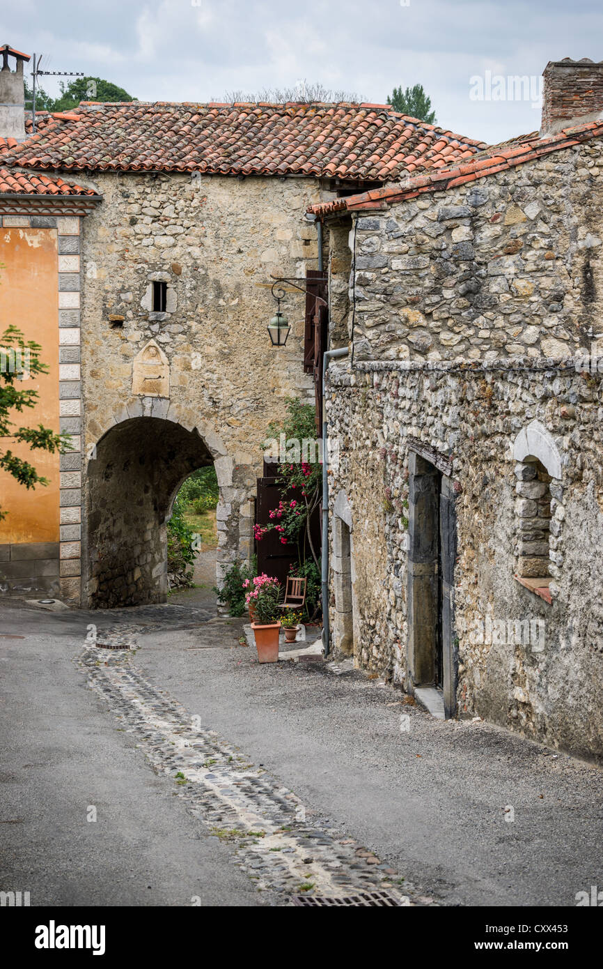 Une rue de petite ville Bagnères-de-Luchon. Hautes-Pyrénées, France. Banque D'Images