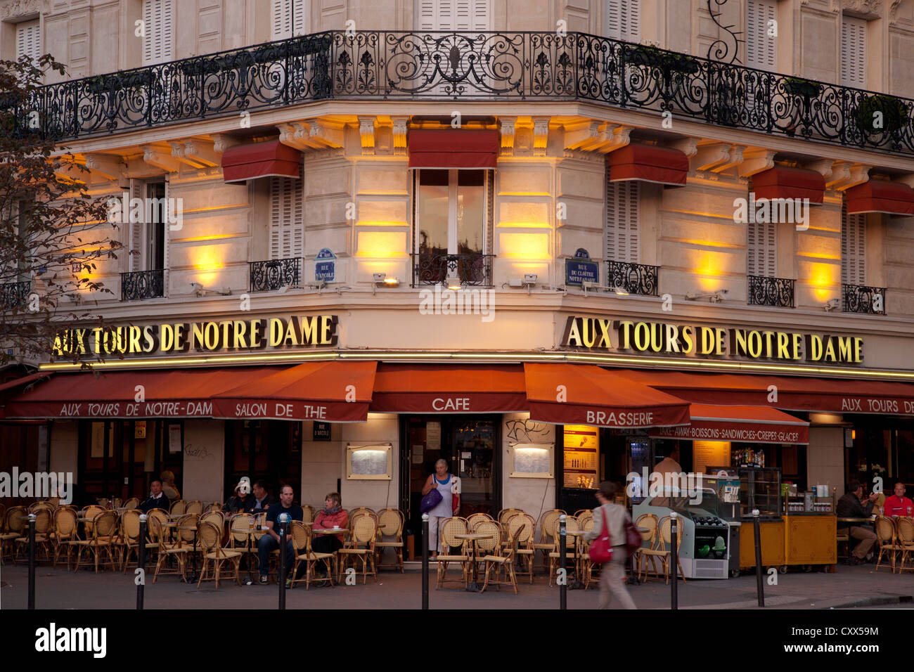 Cafe aux tours de Notre Dame à Paris, rue du Cloître-Notre-Dame Photo Stock  - Alamy