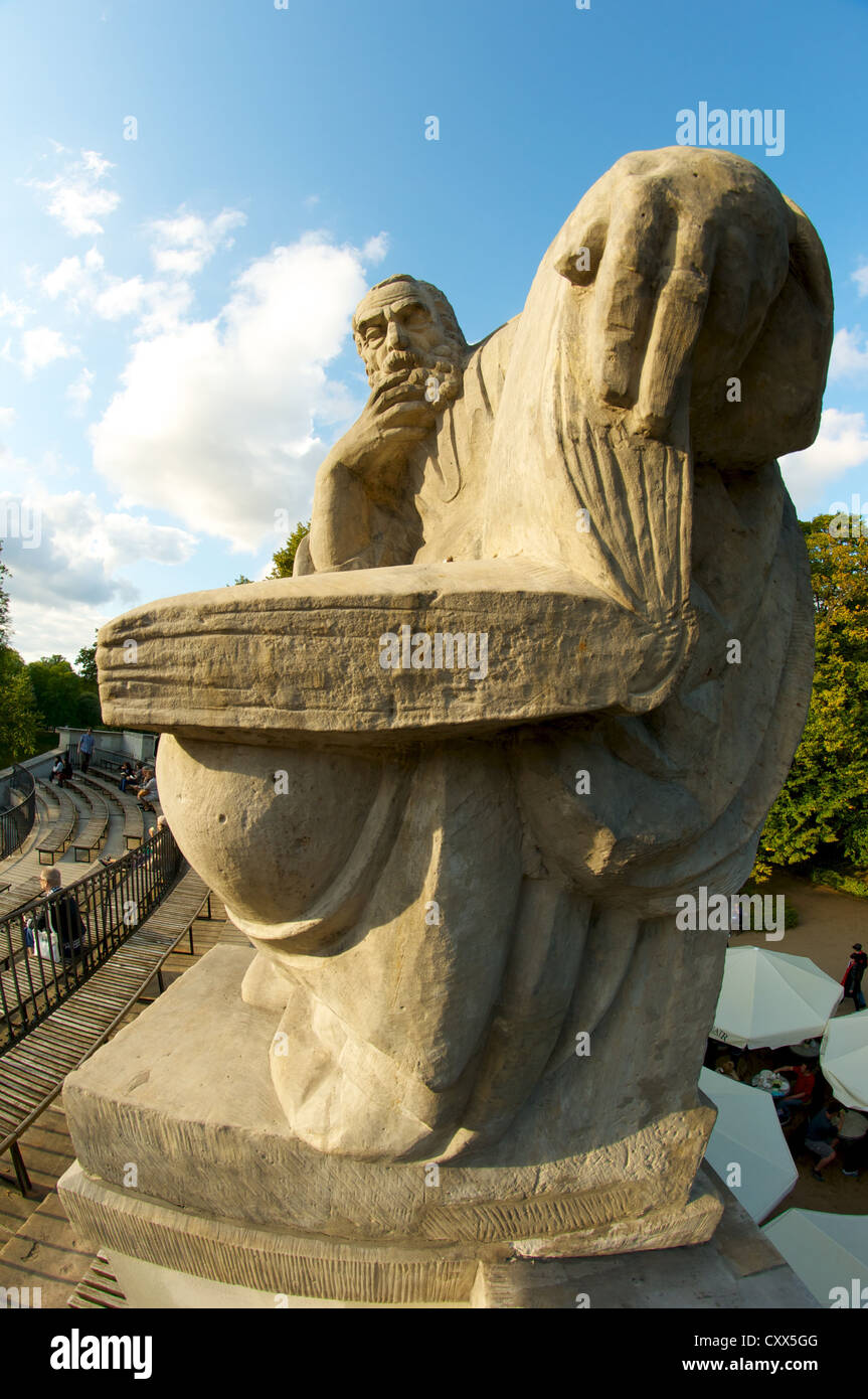 Statue du penseur sur le dessus de l'amphithéâtre classique à Royal de Lazienki Park, Varsovie, Pologne Banque D'Images