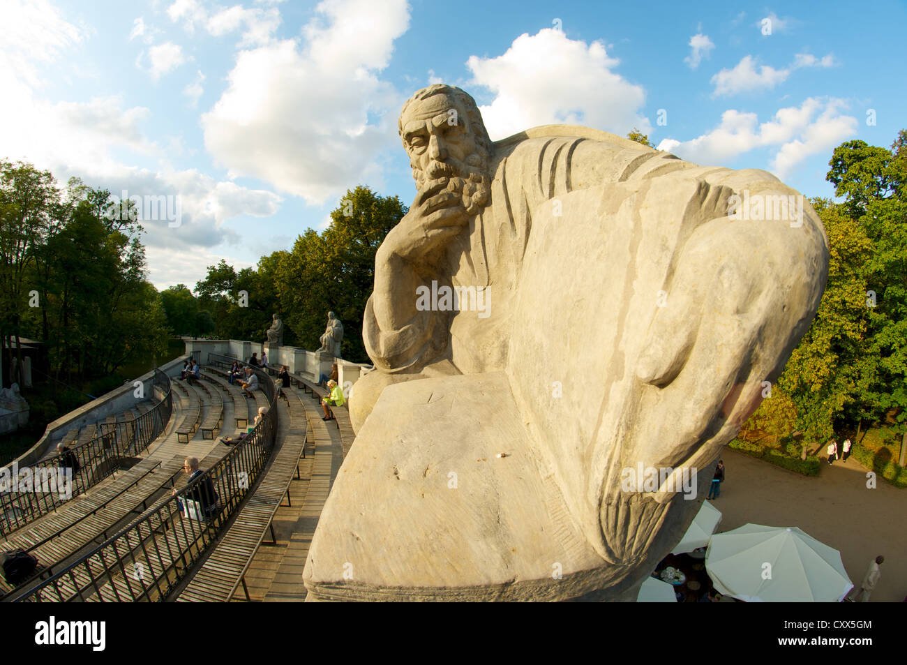 Statue du penseur sur le dessus de l'amphithéâtre classique à Royal de Lazienki Park, Varsovie, Pologne Banque D'Images