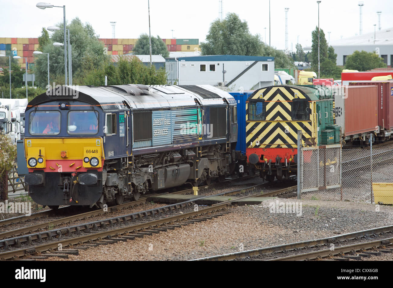 Les DRS (Direct Rail Services) train de fret de quitter le terminal ferroviaire du nord, port de Felixstowe, Suffolk, UK. Banque D'Images