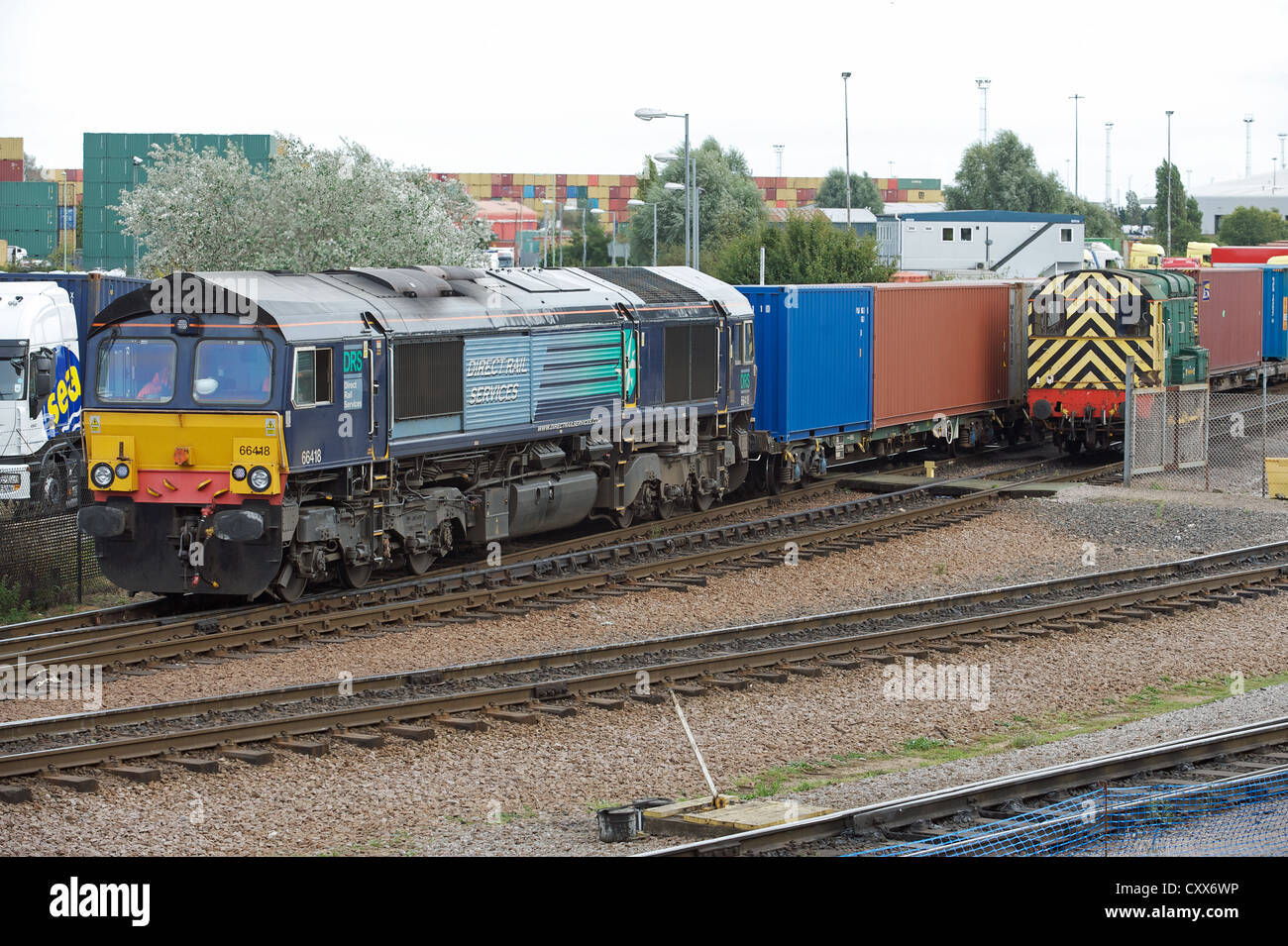 Les DRS (Direct Rail Services) train de fret de quitter le terminal ferroviaire du nord, port de Felixstowe, Suffolk, UK. Banque D'Images