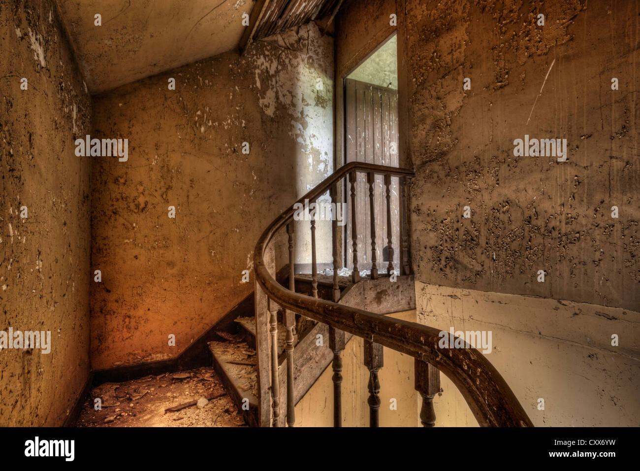 Escalier dans creepy maison abandonnée Banque D'Images Escalier dans creepy maison abandonnée Banque D'Images