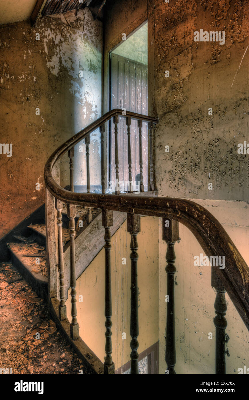 Escalier de spooky maison abandonnée Banque D'Images Escalier de spooky maison abandonnée Banque D'Images