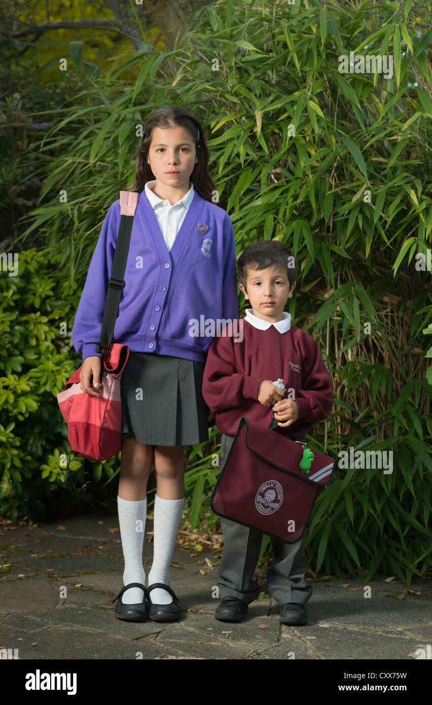 Fille et garçon en uniforme Banque D'Images
