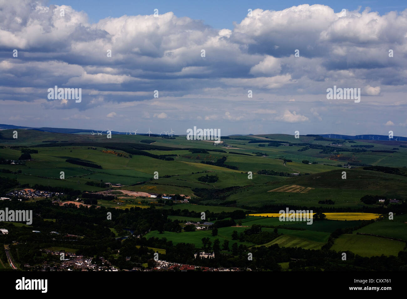 La vue nord depuis le sommet de l'Eildon Hills à l'égard des éoliennes sur les collines au-dessus de Galashiels et Tweedbank Banque D'Images