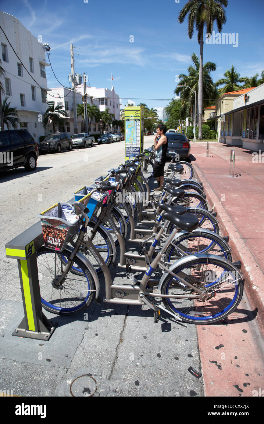 Homme à la location de vélos Vélo station Déco Miami South beach floride usa Banque D'Images Homme à la location de vélos Vélo station Déco Miami South beach floride usa Banque D'Images