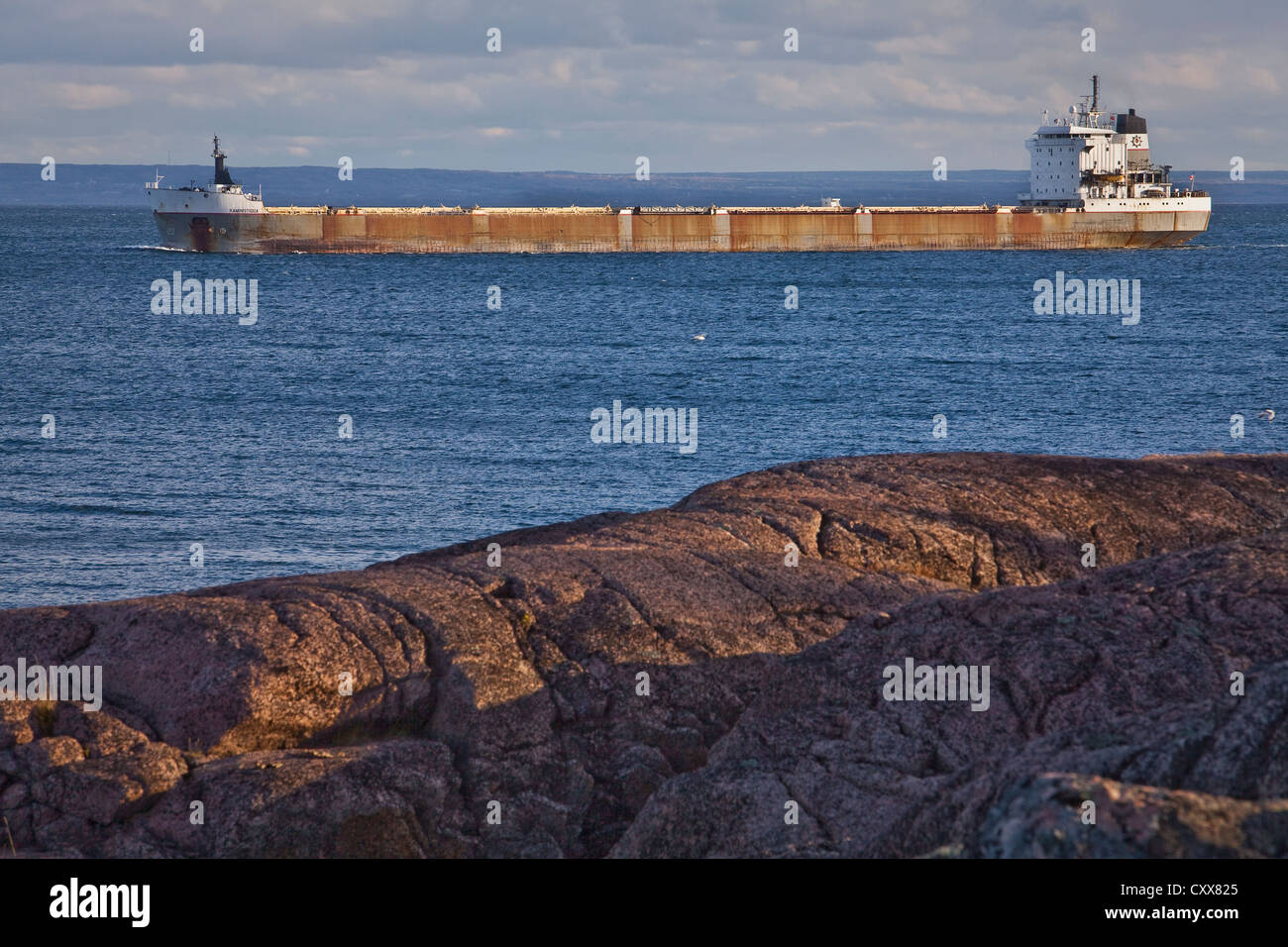 Le vraquier Kaministiqua, propriété du lac inférieur, de remorquage est vu la voile sur le fleuve Saint-Laurent Banque D'Images