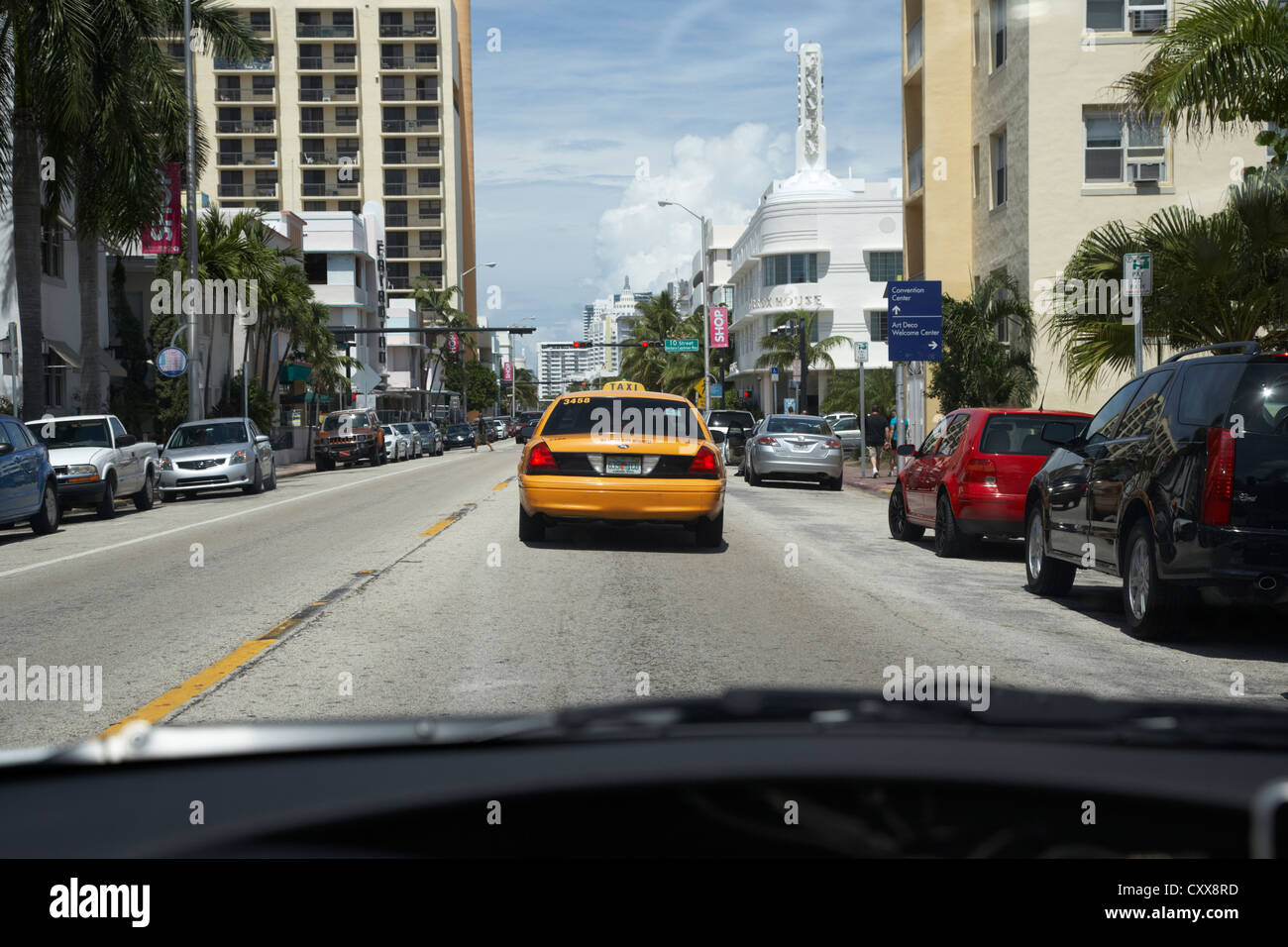 En voiture sur l'avenue Collins dans Miami South Beach à la suite d'un yellow cab, florida usa Banque D'Images