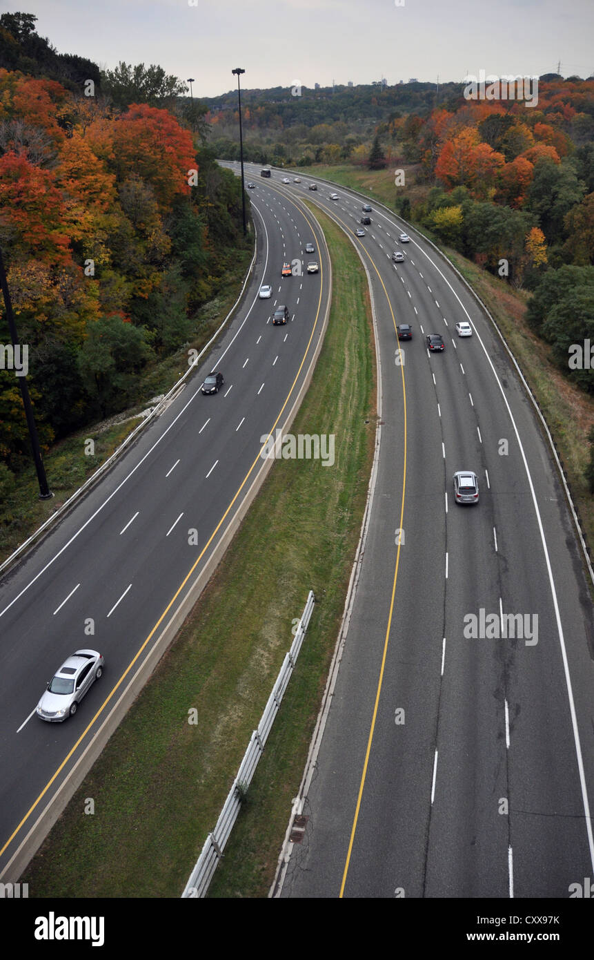 L'autoroute d'arbres avec des couleurs d'automne Banque D'Images