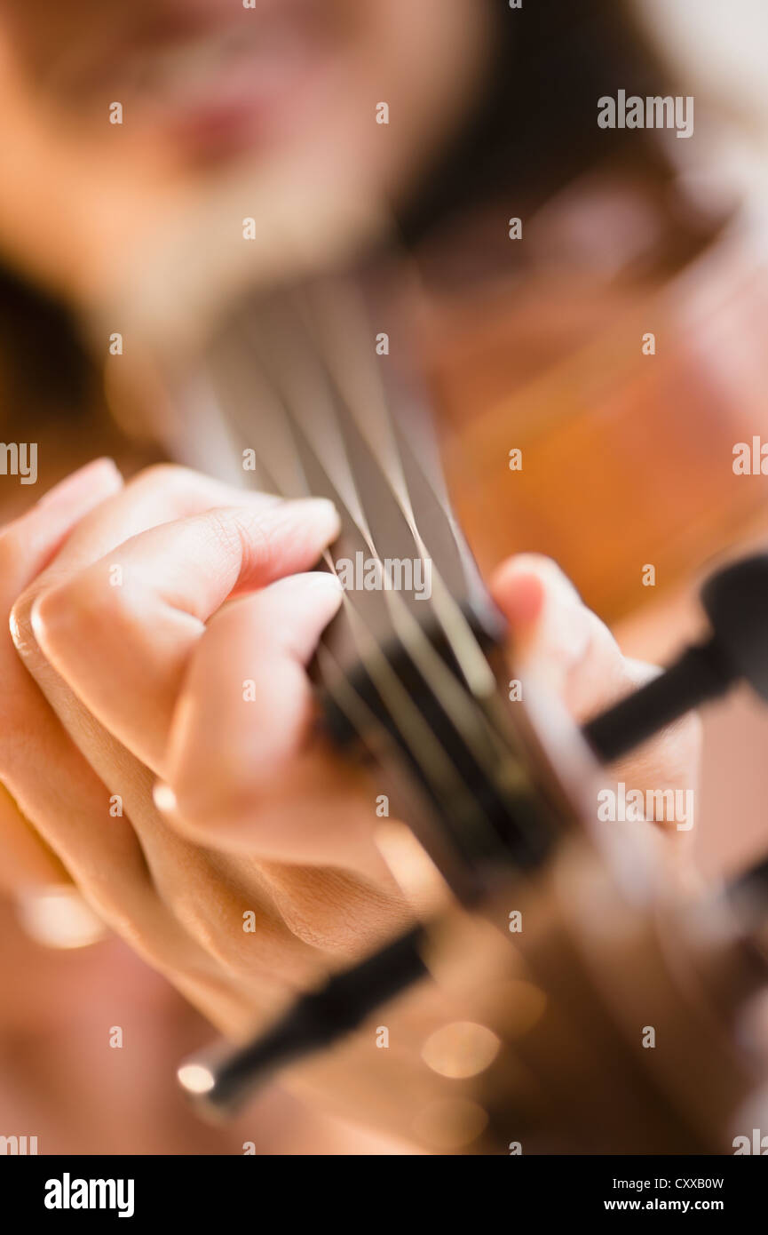 Cape Verdean woman jouer du violon Banque D'Images