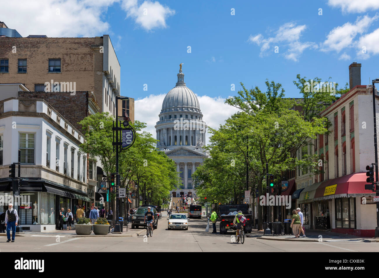 State Street à la recherche vers le Capitole de l'État du Wisconsin, Madison, Wisconsin, USA Banque D'Images