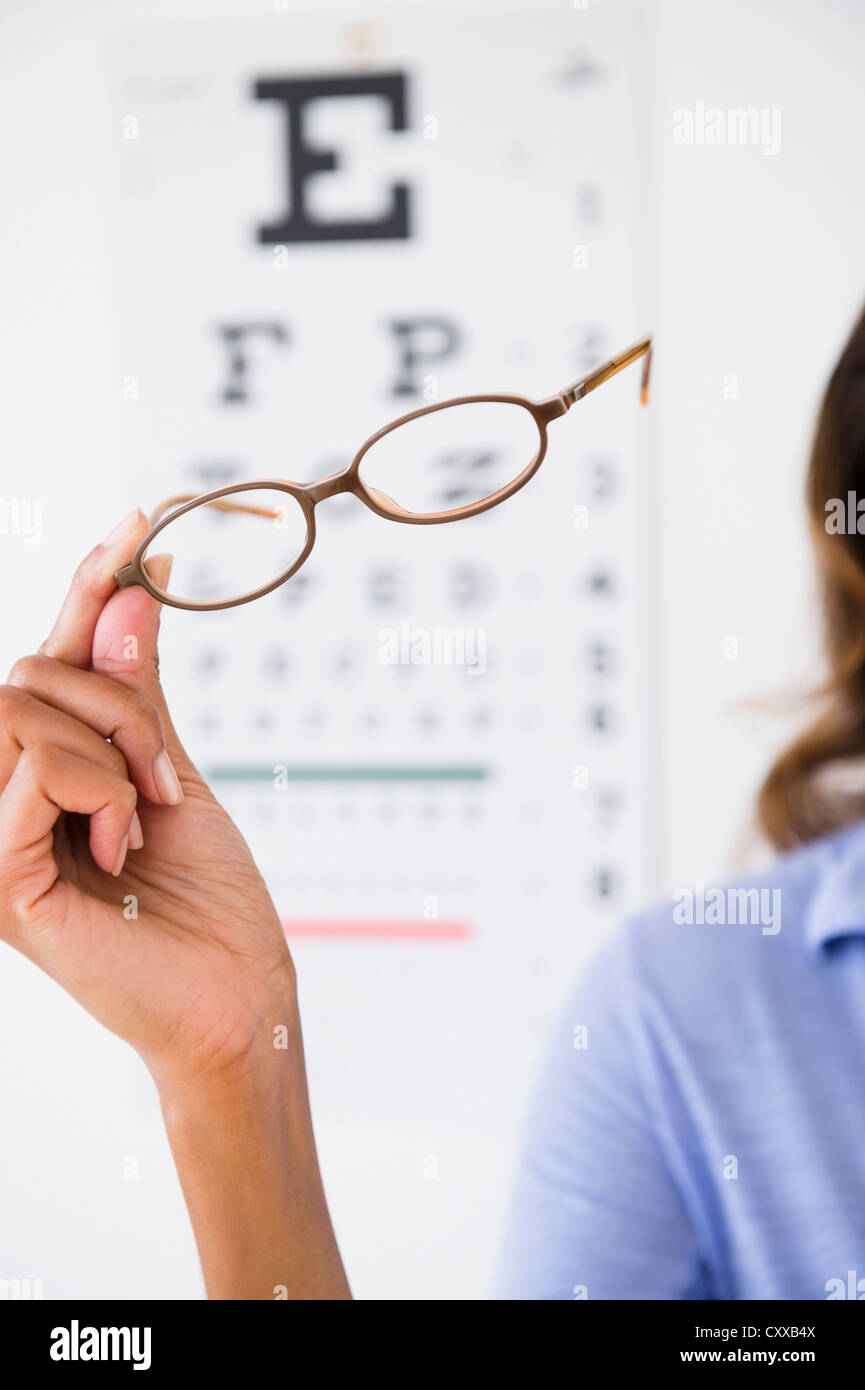 Cape Verdean woman holding eyeglasses Banque D'Images