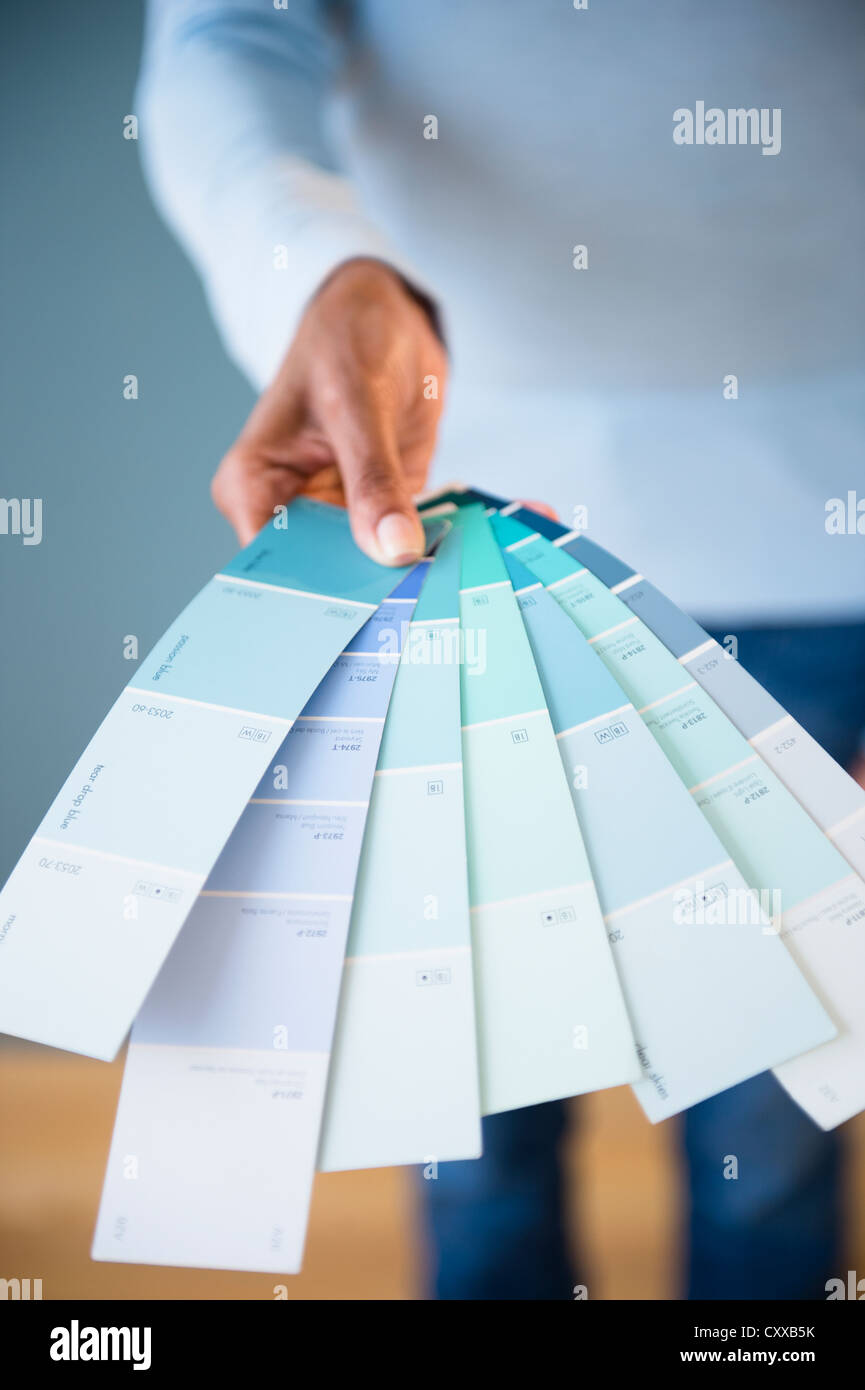 Cape Verdean woman holding color swatches Banque D'Images