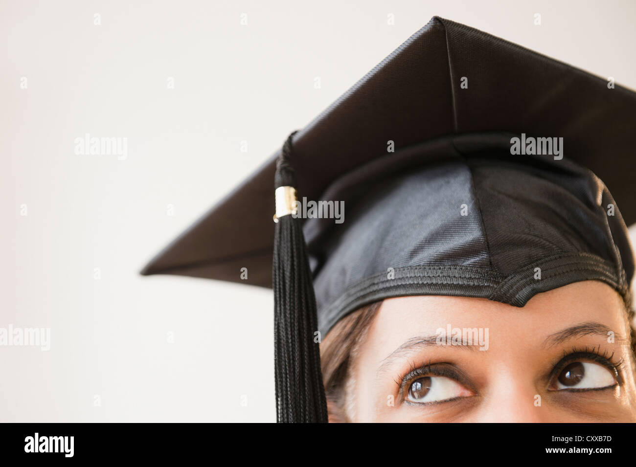 Cape Verdean woman in graduation cap Banque D'Images