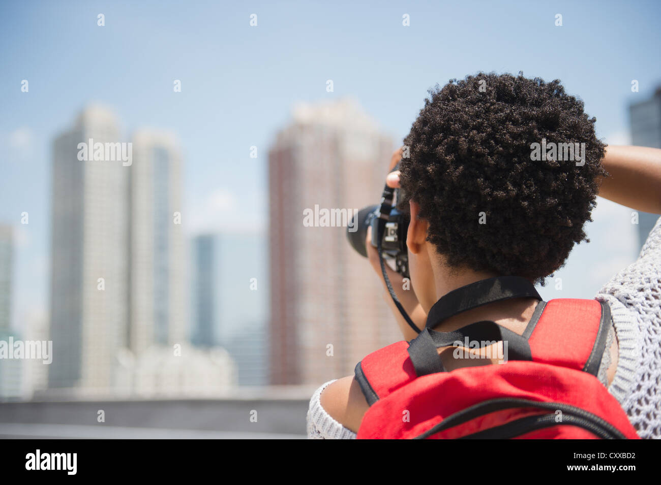 African American Woman de prendre des photos de paysage urbain Banque D'Images