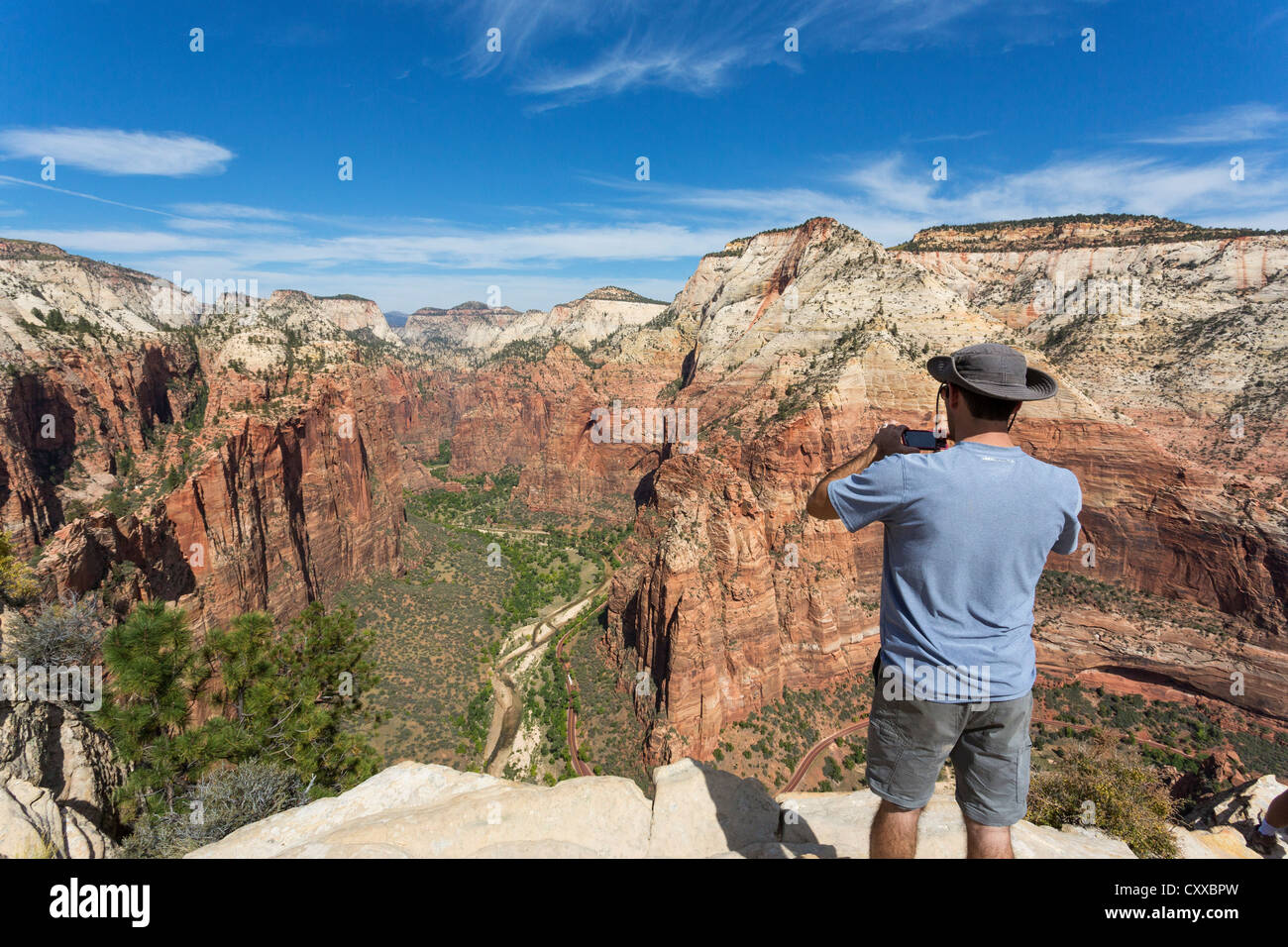 L'homme, vu de dos, de prendre une photo d'un Canyon Zion d'un haut de Angels Landing Banque D'Images