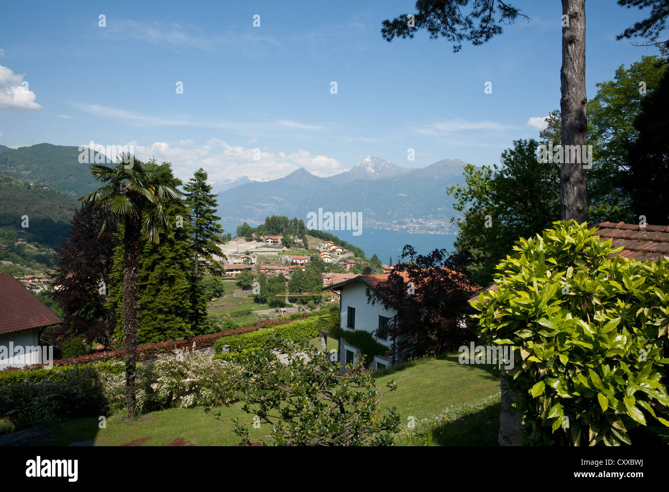 Village lacustre de Grandola Ed Uniti, sur le lac de Côme en Italie. Banque D'Images