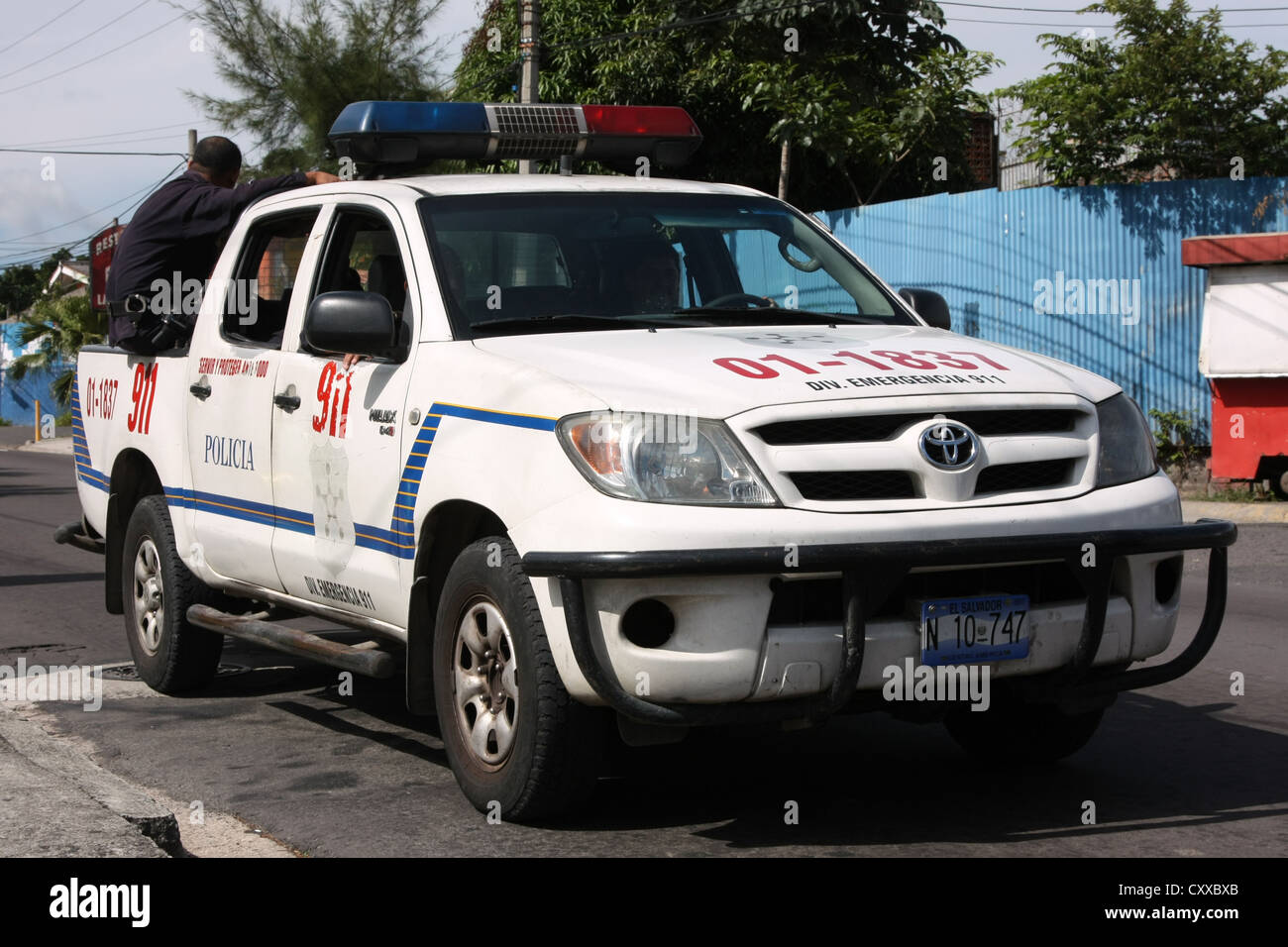 El Salvador en patrouille de police, véhicule de ramassage dans la ville de San Salvador, El Salvador Banque D'Images