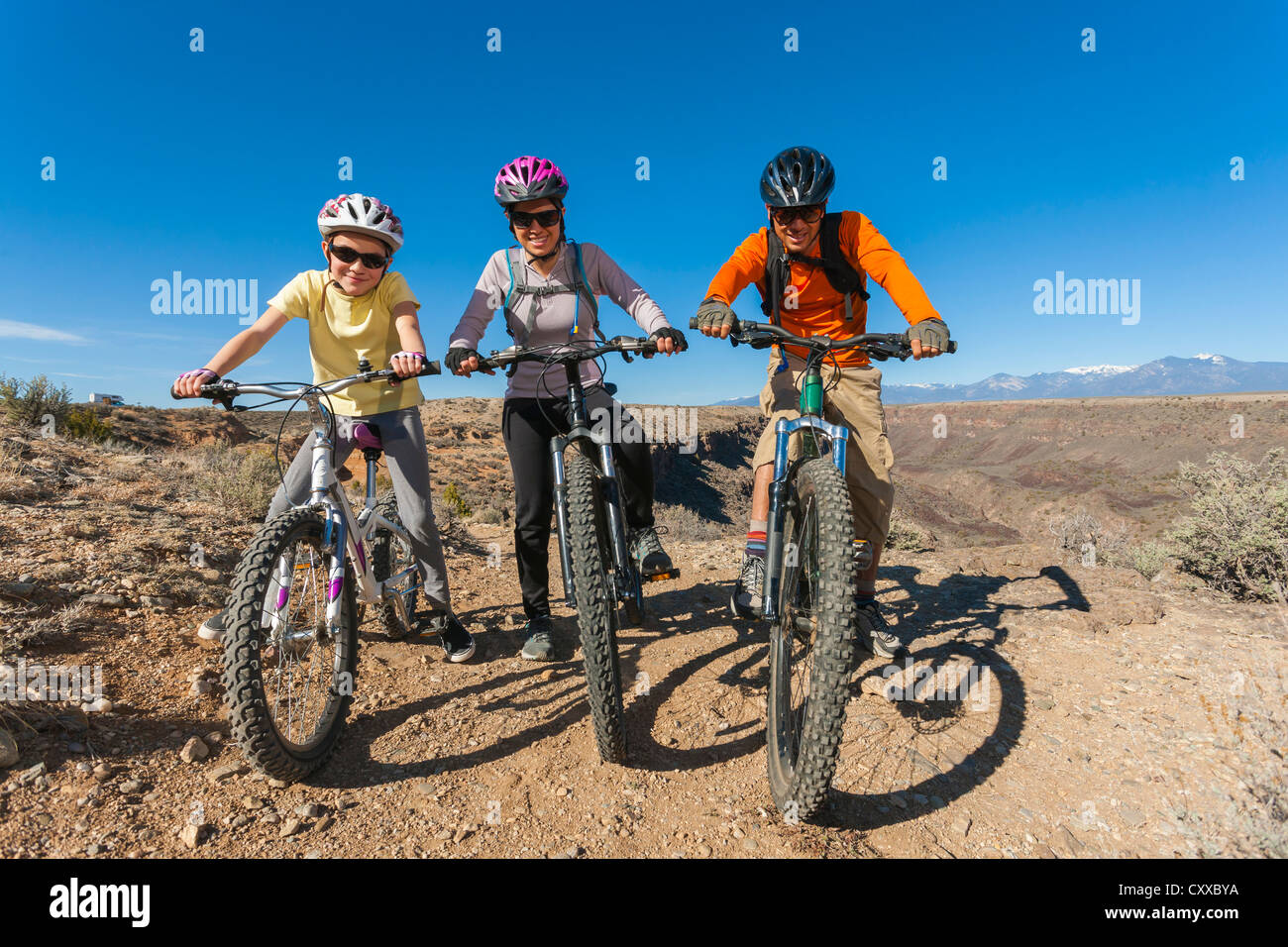 Family sitting on mountain bikes Banque D'Images