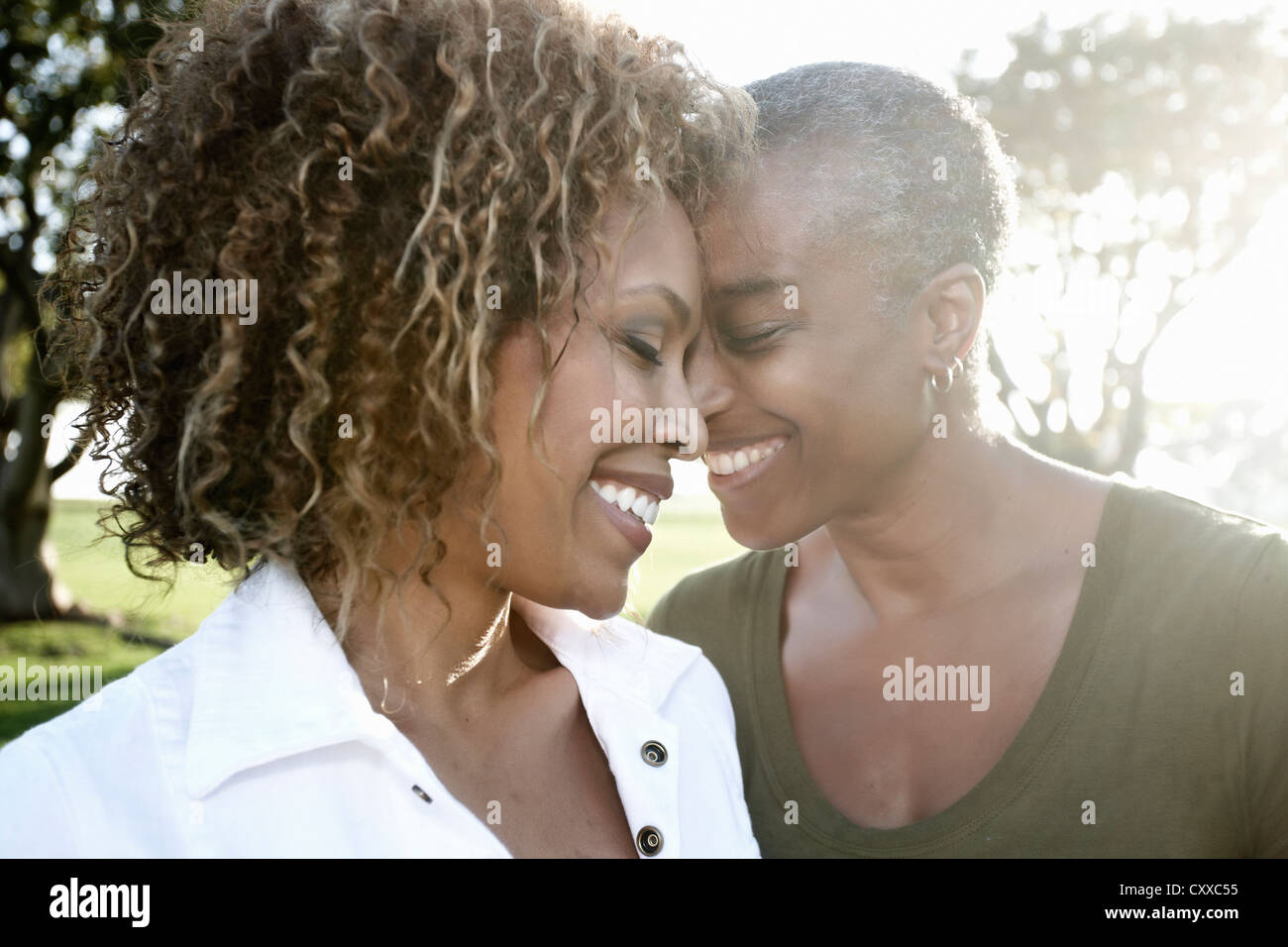 Smiling African American mother and daughter Banque D'Images