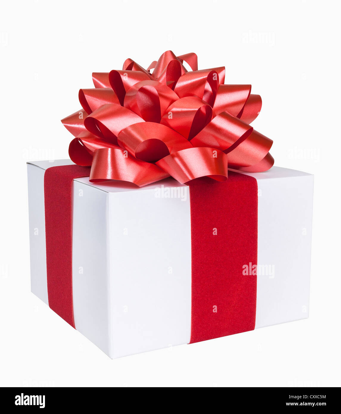 Cadeau de Noël avec arc rouge et ruban, inclut le chemin de détourage Banque D'Images