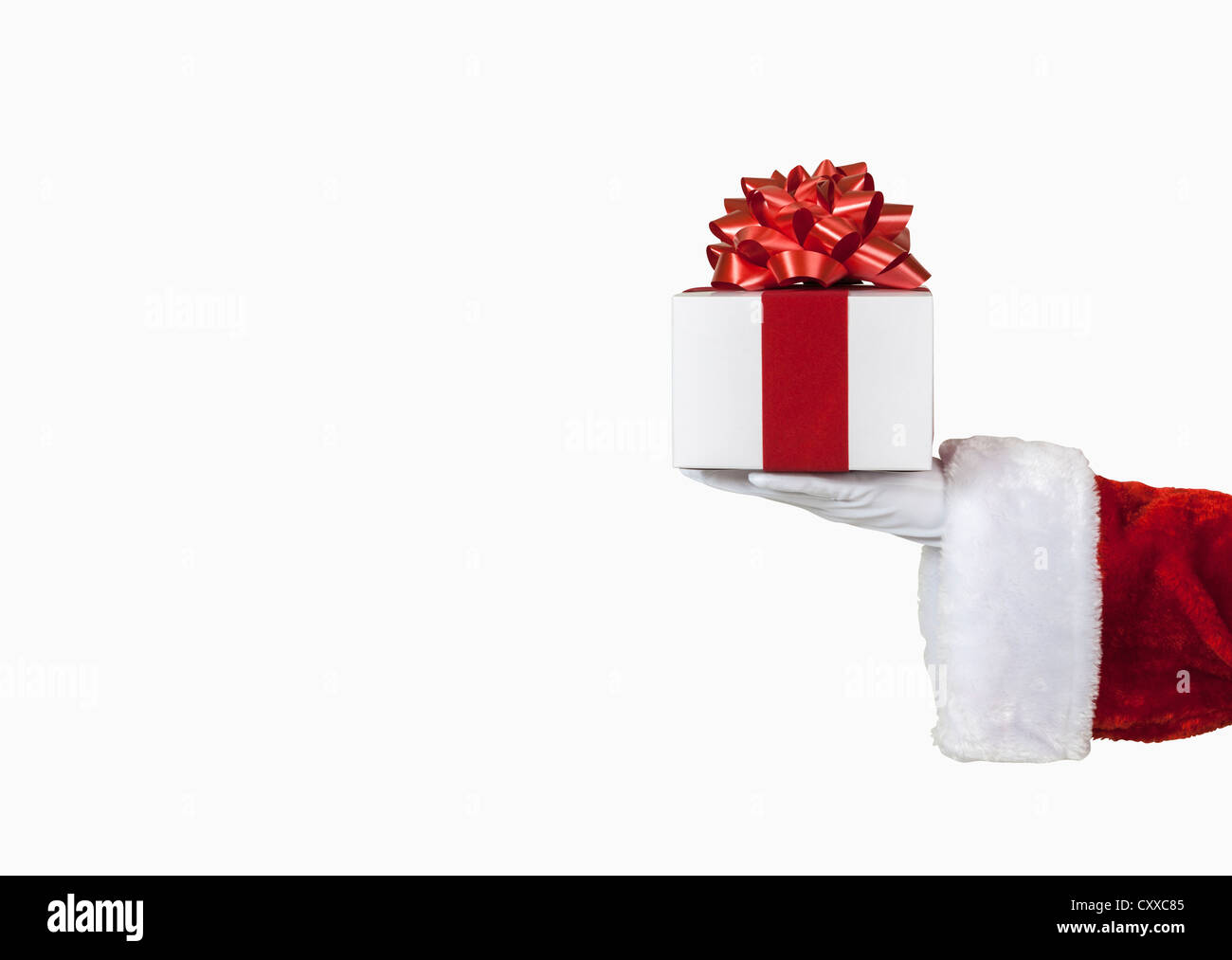 Santa avec un cadeau de noël, inclut le chemin de détourage Banque D'Images