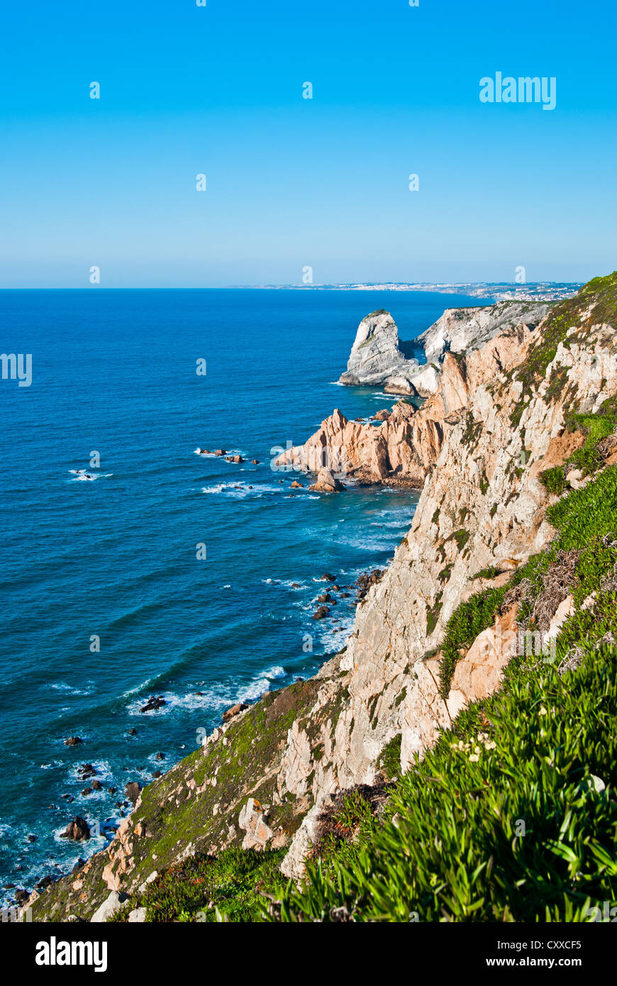 Le Cabo da Roca (le cap Roca) est un cap qui constitue le point le plus occidental de la partie continentale du Portugal et l'Europe continentale. Le cap est dans la municipalité de Sintra portugaise, à l'ouest du district de Lisbonne, et constitue également l'extension la plus occidentale de la Serra de Sintra Banque D'Images