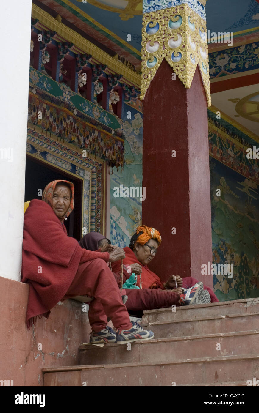 Personnes âgées des spectateurs à l'Ugyen Sanag Choling à Kungri Festival du monastère, dans la région du Spiti, Himachal Pradesh, Inde Banque D'Images