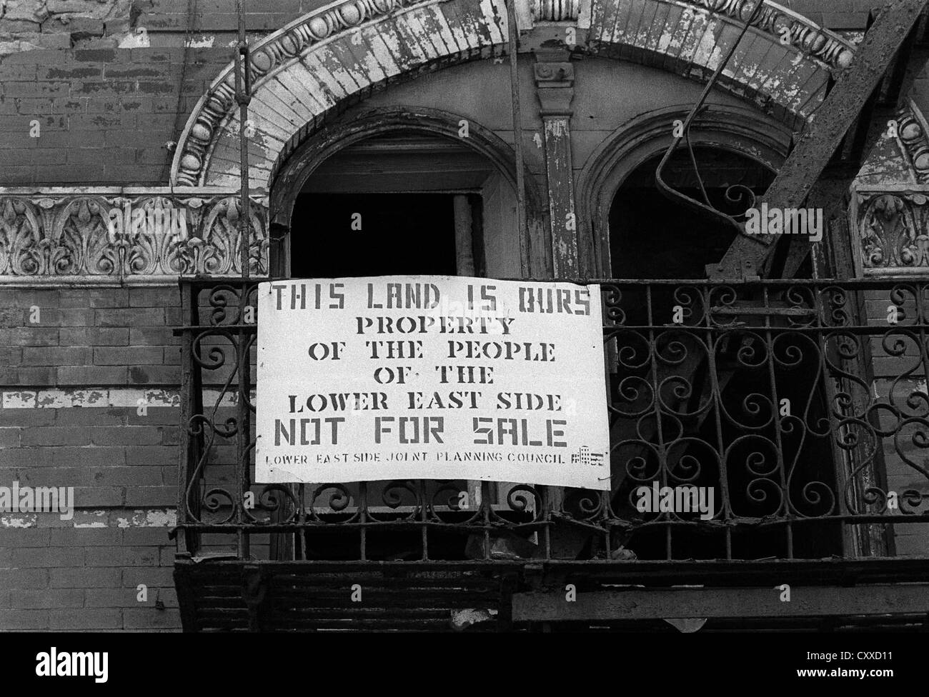 Squatters Sign Signe de squatters sur l'escalier de secours d'un immeuble abandonné ...