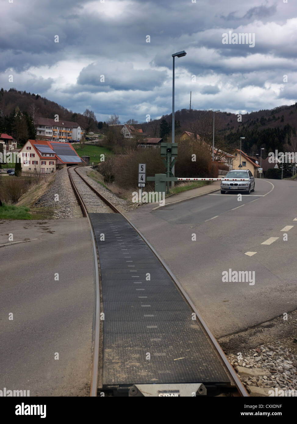 Passage à niveau fermé, route du Jura Souabe, de fer, de l'OCS à Muensingen Gammertingen, vu depuis le conducteur de train Banque D'Images