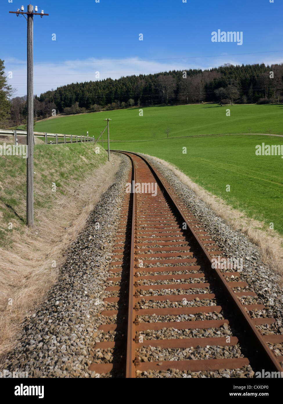 Itinéraire de la Jura Souabe, chemins de SAB, avec de vieux poteaux télégraphiques, de Gammertingen à Muensingen, vu depuis le conducteur de train Banque D'Images