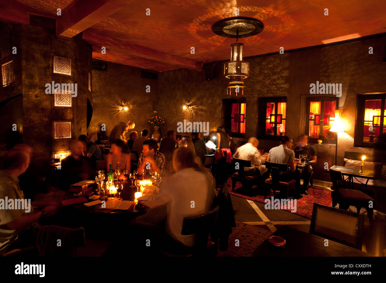 Comptoir restaurant avec danse du ventre Maroc Marrakech Banque D'Images