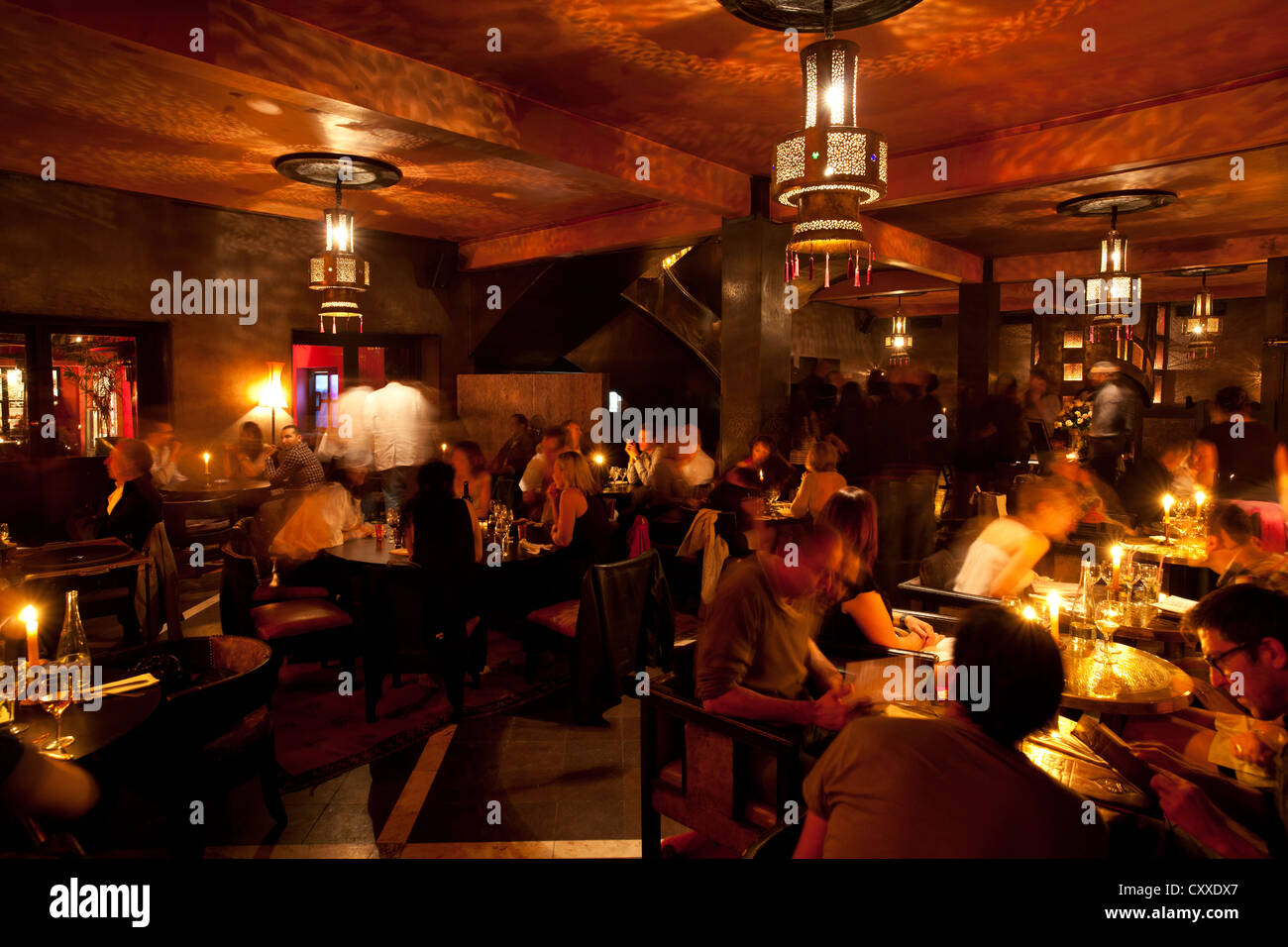 Comptoir restaurant avec danse du ventre Maroc Marrakech Banque D'Images
