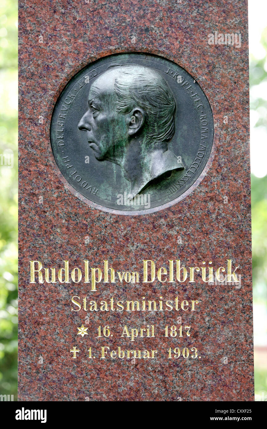 Tombe de Martin Friedrich Rudolf von Delbrueck, 1817- 1903, un homme politique allemand, cimetière de Dorotheenstadt de Berlin, Banque D'Images