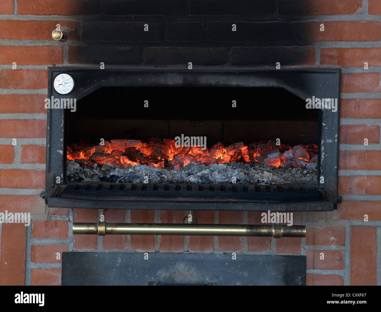 La combustion du charbon dans un four pour la cuisson du pain, Bardowick, Lueneburg Heath, Basse-Saxe Banque D'Images