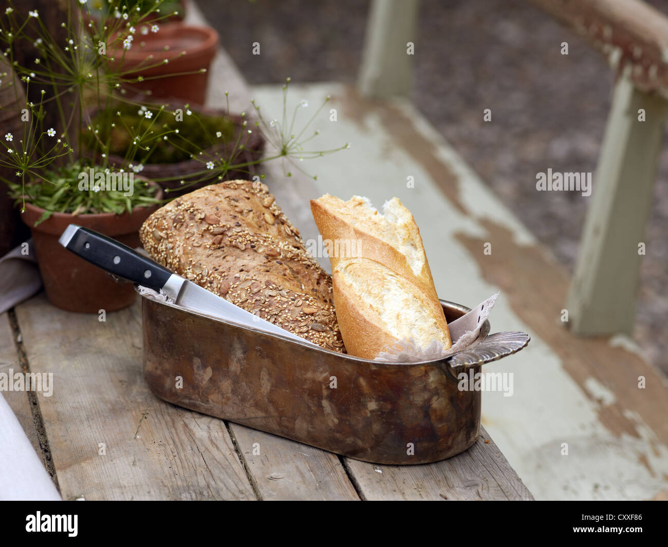 Still Life, un panier à pain sur une vieille table en bois Banque D'Images