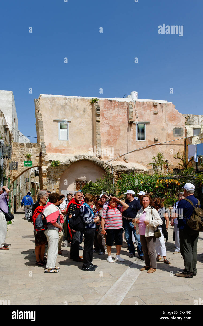 Les touristes dans le quartier historique, l'acre ou Akko, UNESCO World Heritage Site, Israël, Moyen Orient Banque D'Images