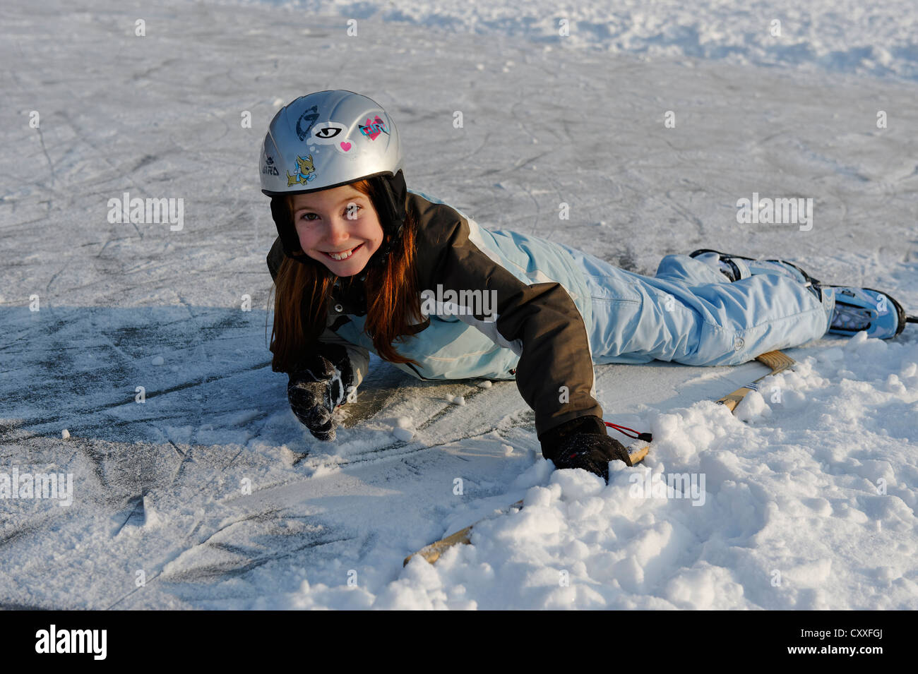 Fille a pris une chute au cours de patinage sur glace près de Heinrich, le Lac de Starnberg, cinq lacs, Haute-Bavière, Bavière Banque D'Images