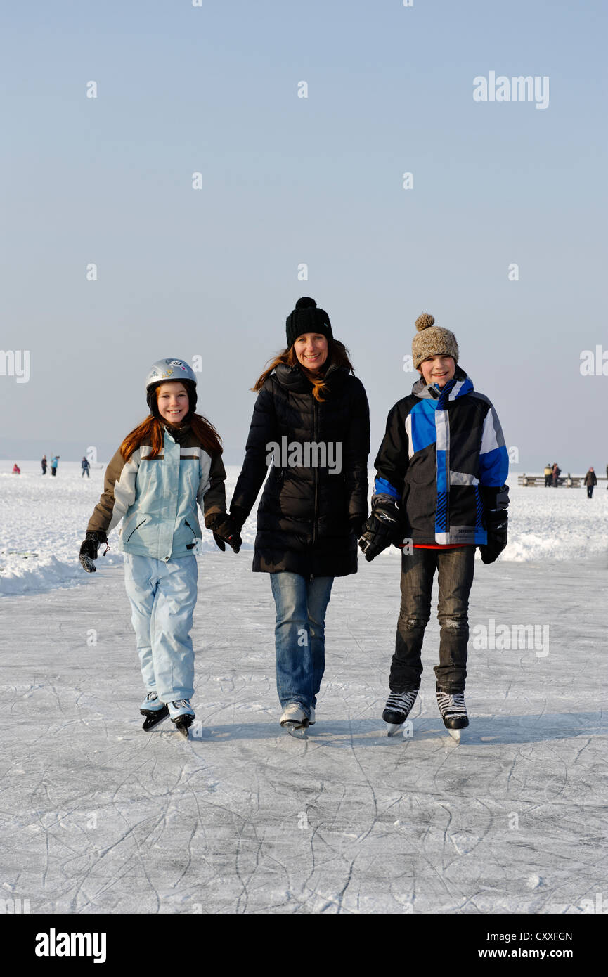 Mère avec ses enfants patin à glace près de Heinrich, le Lac de Starnberg, cinq lacs, Haute-Bavière, Bavière Banque D'Images