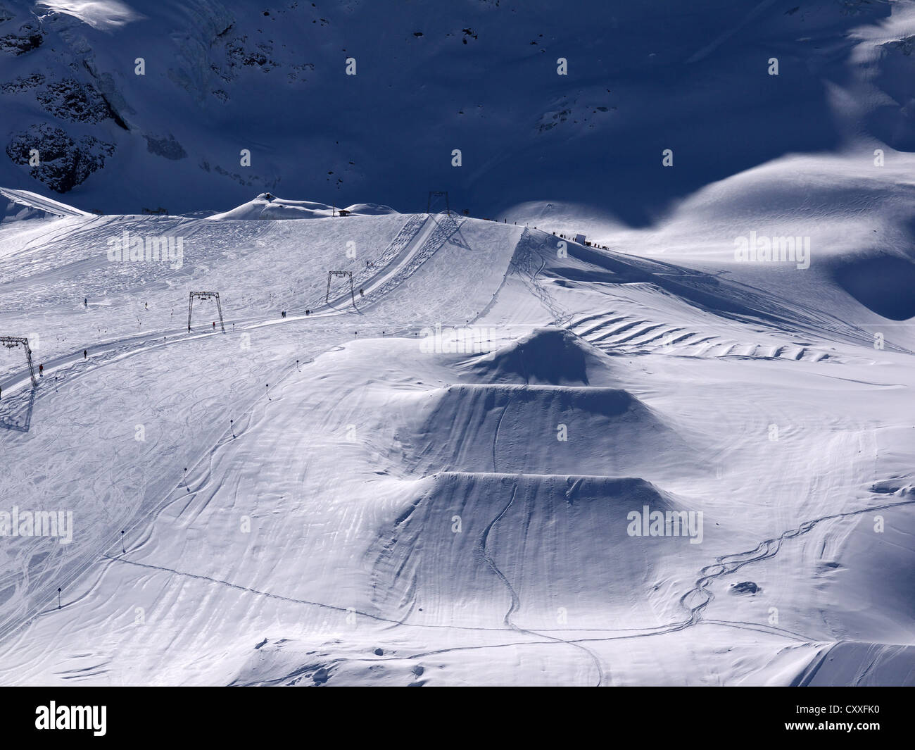 Saut à ski ski pour les snowboarders, le domaine skiable du glacier de Kaunertal, Kaunertal, Feichten, tyrolienne bernois, Tyrol, Autriche Banque D'Images