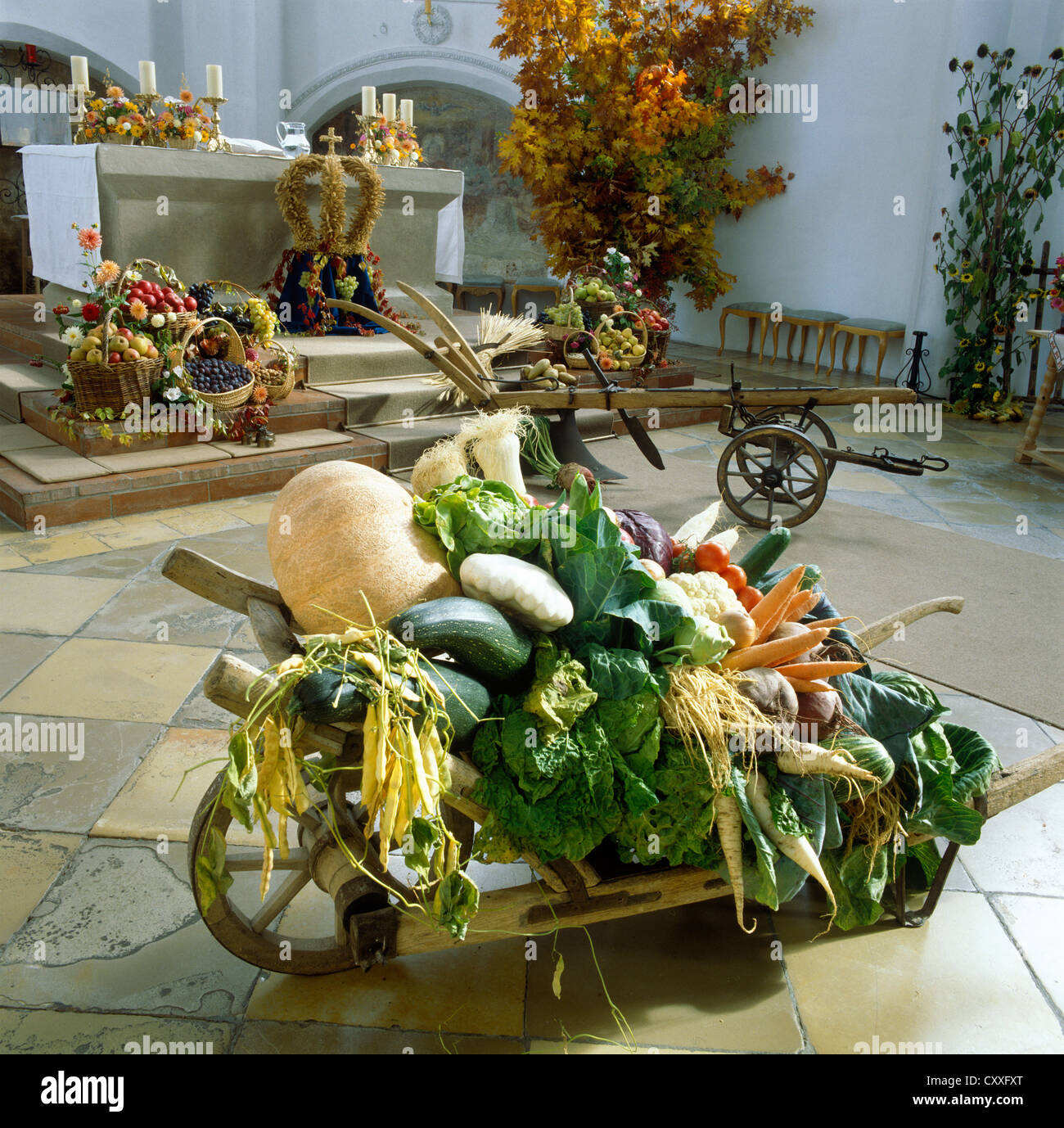 Harvest Festival décoration, décorations de grâces, Eglise de l'Assomption, Aufkirchen, Berg, Haute-Bavière, Bavière Banque D'Images