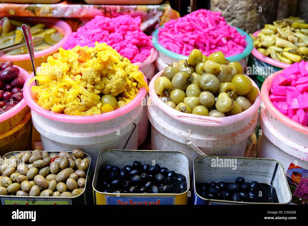 Olives et légumes marinés, légumes sur le bazar, souk, Jérusalem, Israël, Moyen Orient Banque D'Images