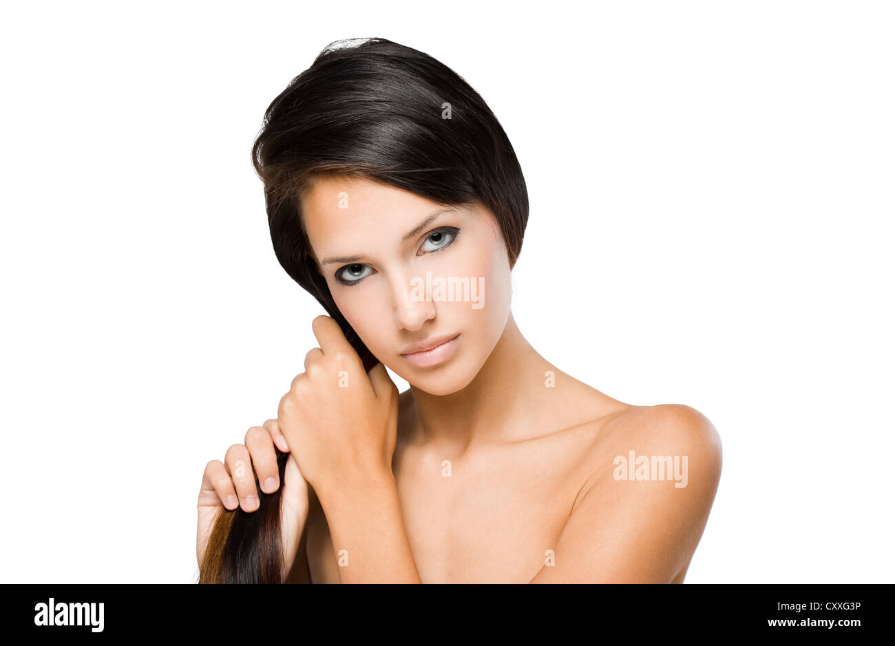 Vérifier les cheveux, portrait d'une belle jeune femme brune avec des cheveux brillants. Banque D'Images