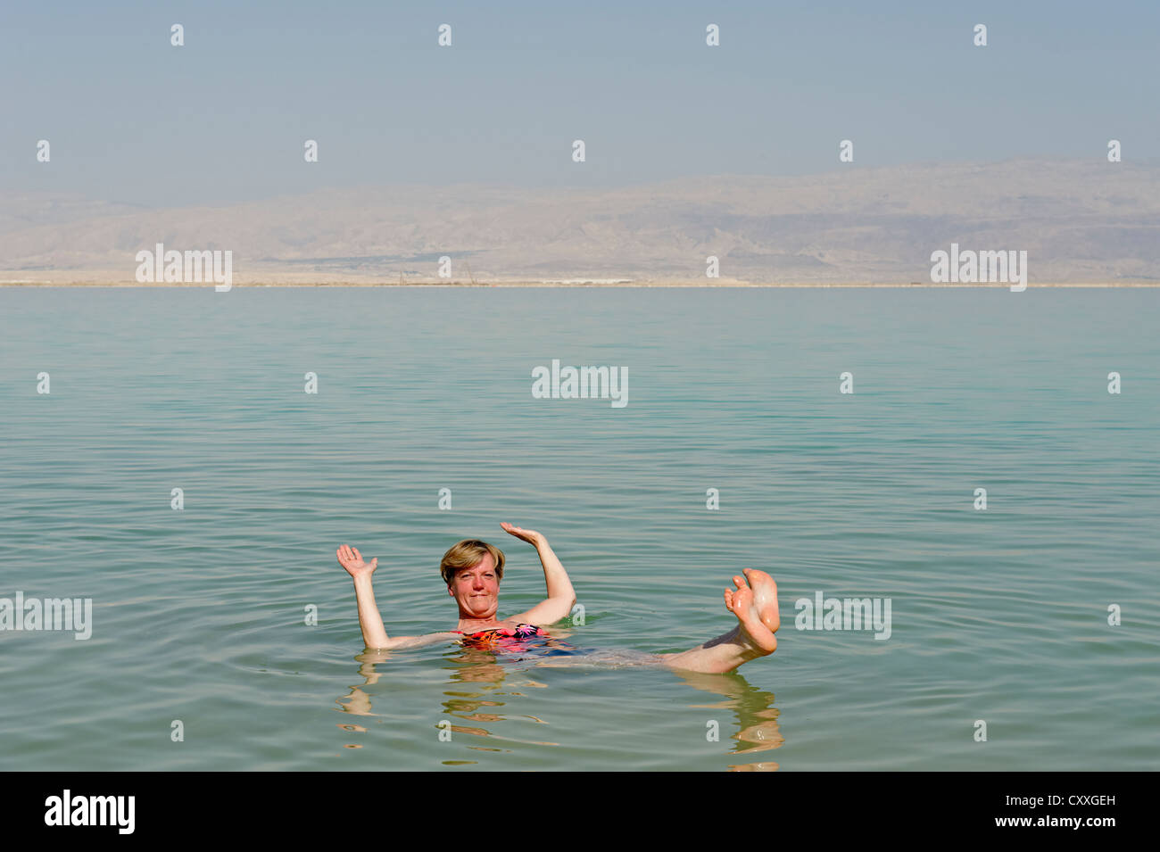 Baignade, natation les touristes à Ein Bokek, En Boqeq, Mer Morte, Israël, Moyen Orient Banque D'Images